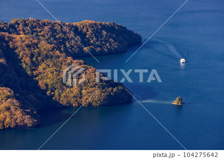 奥日光・半月山展望台から見る紅葉の中禅寺湖と遊覧船 104275642