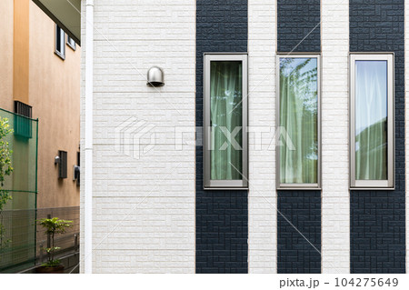 住宅の窓 104275649