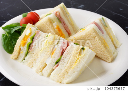 ミックスサンドイッチ　ハムサンド　玉子サンド 104275657