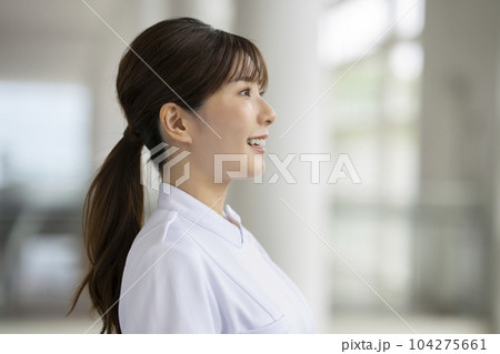 笑顔の白衣の女性　横顔　ポートレート 104275661