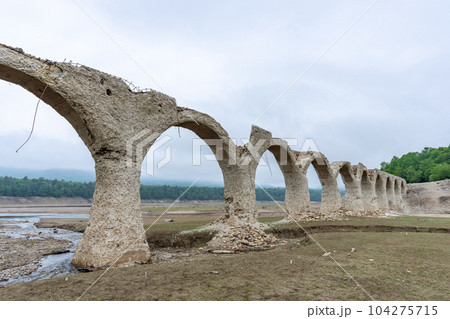 【北海道】崩落が進むタウシュベツ川橋梁 【北海道】崩落が進むタウシュベツ川橋梁 104275715