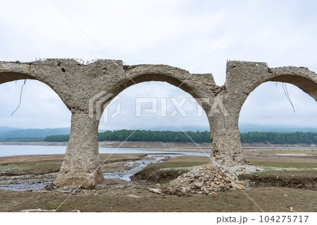 【北海道】崩落が進むタウシュベツ川橋梁 【北海道】崩落が進むタウシュベツ川橋梁 104275717
