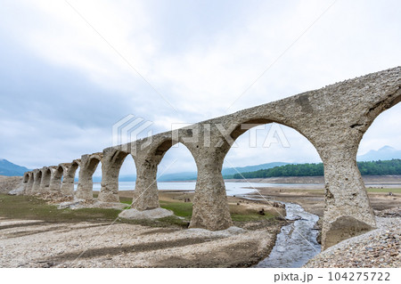 【北海道】崩落が進むタウシュベツ川橋梁 【北海道】崩落が進むタウシュベツ川橋梁 104275722
