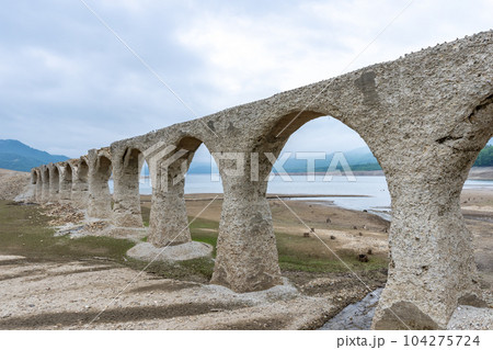 【北海道】崩落が進むタウシュベツ川橋梁 【北海道】崩落が進むタウシュベツ川橋梁 104275724