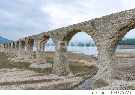【北海道】崩落が進むタウシュベツ川橋梁 【北海道】崩落が進むタウシュベツ川橋梁 104275725