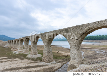 【北海道】崩落が進むタウシュベツ川橋梁 【北海道】崩落が進むタウシュベツ川橋梁 104275726