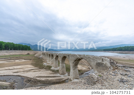【北海道】崩落が進むタウシュベツ川橋梁 【北海道】崩落が進むタウシュベツ川橋梁 104275731