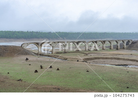 【北海道】崩落が進むタウシュベツ川橋梁 【北海道】崩落が進むタウシュベツ川橋梁 104275743