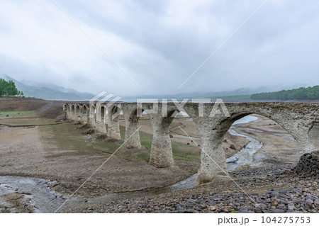 【北海道】崩落が進むタウシュベツ川橋梁 【北海道】崩落が進むタウシュベツ川橋梁 104275753