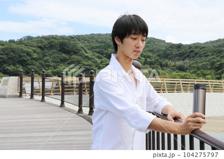 青空の公園で水筒を持つ男性 青空の公園で水筒を持つ男性 104275797