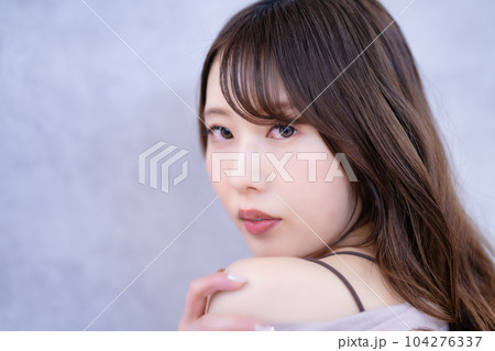 フェミニンな雰囲気の若い女性 104276337