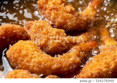 残った揚げ物(エビフライ)リメイク調理シーン。卵とじするためだし汁の入ったフライパンで煮る。 残った揚げ物(エビフライ)リメイク調理シーン。卵とじするためだし汁の入ったフライパンで煮る。 104276940