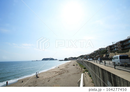 青い海白い波湘南海岸風景 104277450