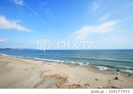 青い海白い波湘南海岸風景 青い海白い波湘南海岸風景 104277453