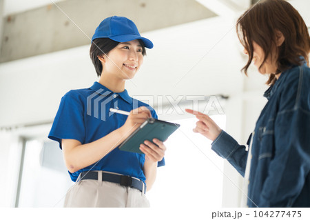 20代女性引越し業者と女性客 20代女性引越し業者と女性客 104277475
