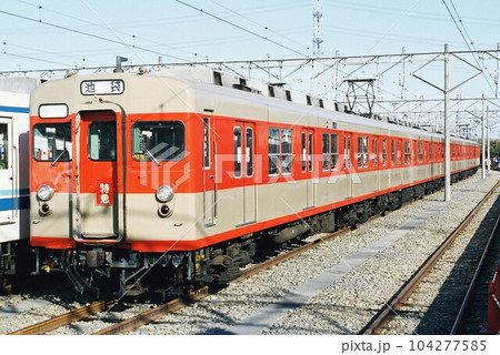 車両基地に停車する東武鉄道8000系 104277585