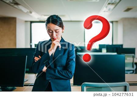 ビジネスパーソンがオフィスワークをする ビジネスパーソンがオフィスワークをする 104277631