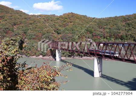 紅葉時期の会津鬼怒川線湯西川橋梁を走る列車 紅葉時期の会津鬼怒川線湯西川橋梁を走る列車 104277904