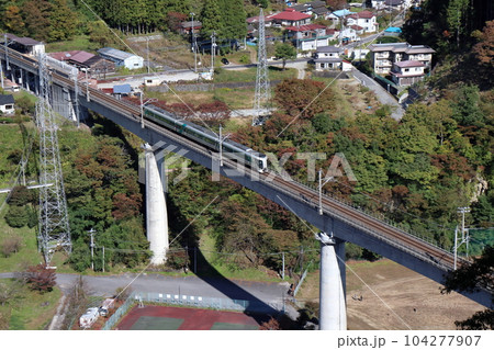 紅葉時期の会津鬼怒川線湯西川橋梁を走る列車 104277907