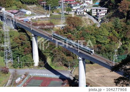 紅葉時期の会津鬼怒川線湯西川橋梁を走る列車 紅葉時期の会津鬼怒川線湯西川橋梁を走る列車 104277908
