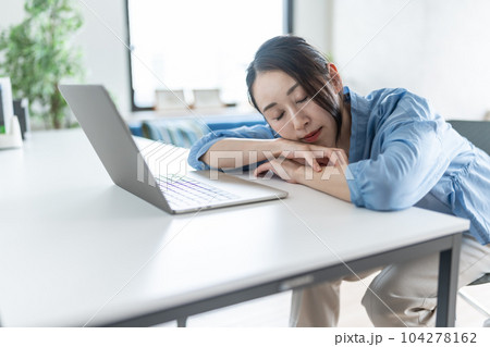 一人の女性が在宅ワークをしている、休憩中 一人の女性が在宅ワークをしている、休憩中 104278162