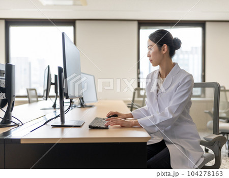 研究をする女性 研究をする女性 104278163