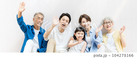 子どもを囲む三世代家族 子どもを囲む三世代家族 104278166