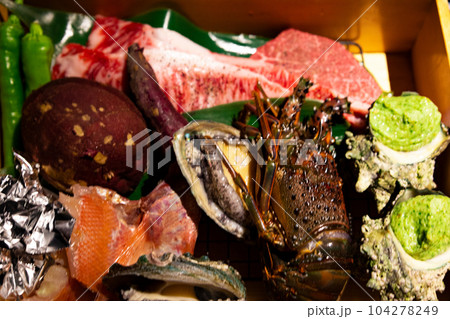 高級食材のBBQ食材盛り合わせ・伊勢海老、鮑、サーロインステーキ、サザエの壺焼き、魚、野菜（千葉県） 104278249
