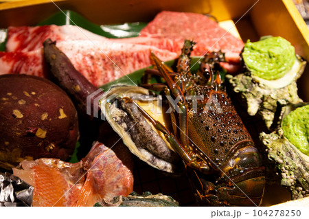 高級食材のBBQ食材盛り合わせ・伊勢海老、鮑、サーロインステーキ、サザエの壺焼き、魚、野菜（千葉県） 104278250