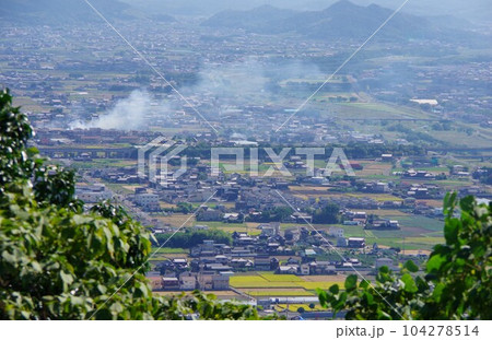香川県丸亀市　青ノ山から讃岐平野を望む　 104278514