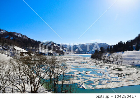 破間川ダムの雪流れ（新潟県） 104280417