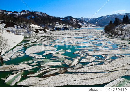 破間川ダムの雪流れ（新潟県） 104280419