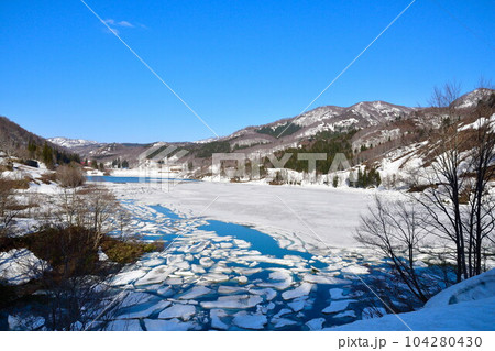 破間川ダムの雪流れ（新潟県） 104280430