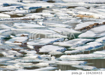 破間川ダムの雪流れ（新潟県） 104280433