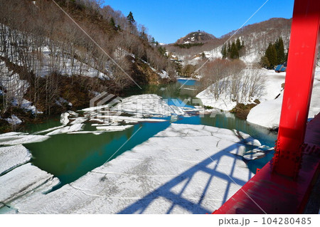 破間川ダムの雪流れ（新潟県） 104280485