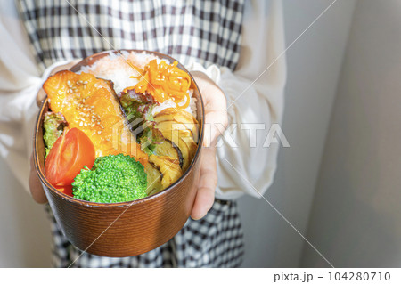 手作りのお弁当を持つ女性 104280710
