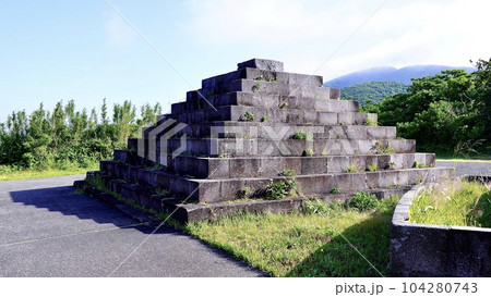 伊豆諸島新島の富士見峠展望台にあるコーガ石でできたプラミッド 伊豆諸島新島の富士見峠展望台にあるコーガ石でできたプラミッド 104280743