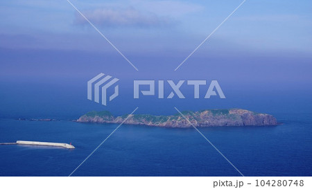 伊豆諸島新島の富士見峠展望台から見た地内島 104280748