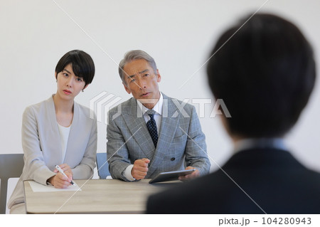 転職面接_面接を受ける30代ビジネスマンと悪い印象を受けている面接官男女_1 転職面接_面接を受ける30代ビジネスマンと悪い印象を受けている面接官男女_1 104280943