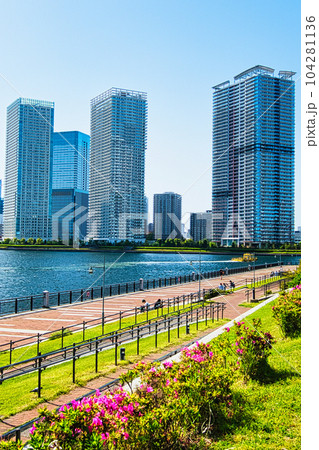 豊洲公園から観た晴海臨海公園 高層マンションの風景 豊洲公園から観た晴海臨海公園 高層マンションの風景 104281136
