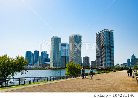 豊洲公園から観た晴海臨海公園 高層マンションの風景 豊洲公園から観た晴海臨海公園 高層マンションの風景 104281140