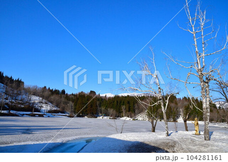 雪景色の鏡池（新潟県） 104281161