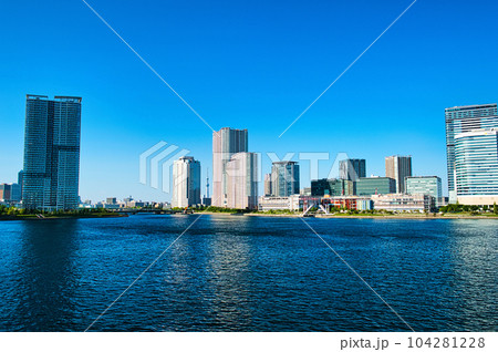 豊洲ぐるり公園　高層マンションの風景 104281228