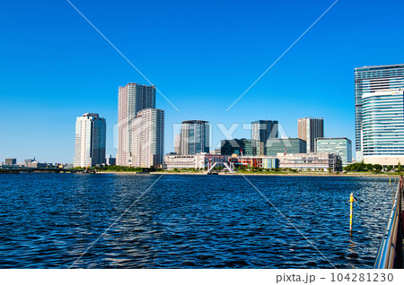 豊洲ぐるり公園　高層マンションの風景 104281230