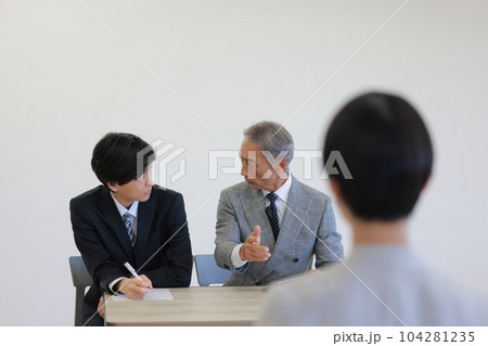 面接_面接を受ける若いビジネスウーマンと合格と判断する面接官_1 104281235