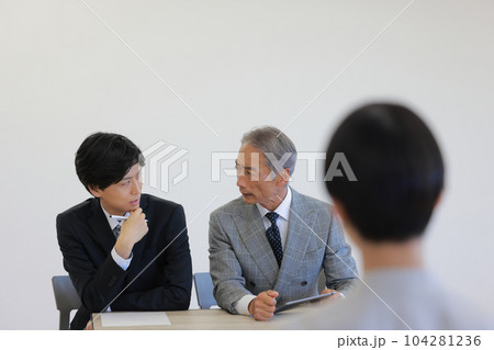 面接_面接を受ける若いビジネスウーマンと不合格と判断した面接官_1 面接_面接を受ける若いビジネスウーマンと不合格と判断した面接官_1 104281236