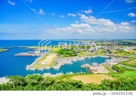 (千葉県旭市)飯岡刑部岬展望館から望む飯岡漁港 (千葉県旭市)飯岡刑部岬展望館から望む飯岡漁港 104281336
