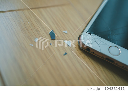 スマホを落として画面が割れた 104281411