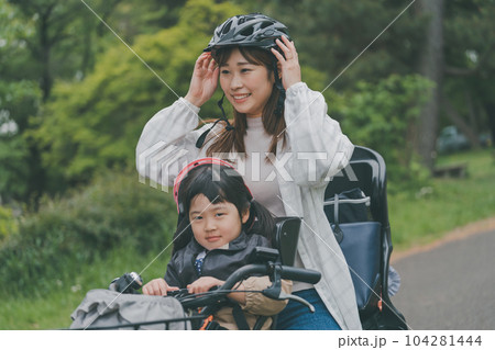 自転車用ヘルメットをかぶる母娘 自転車用ヘルメットをかぶる母娘 104281444