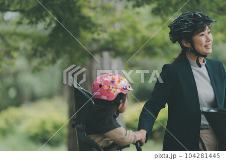 母子ともに自転車用ヘルメットの着用 母子ともに自転車用ヘルメットの着用 104281445